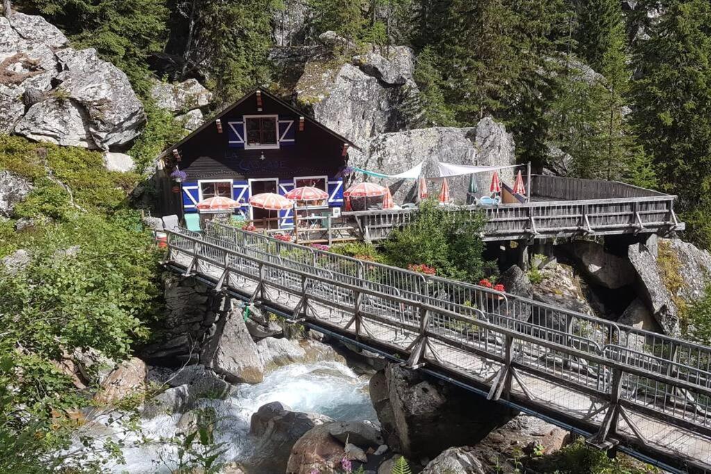 Chalet L'Ilet Ensoleille /Sunny Island Chalet Chamonix Bagian luar foto